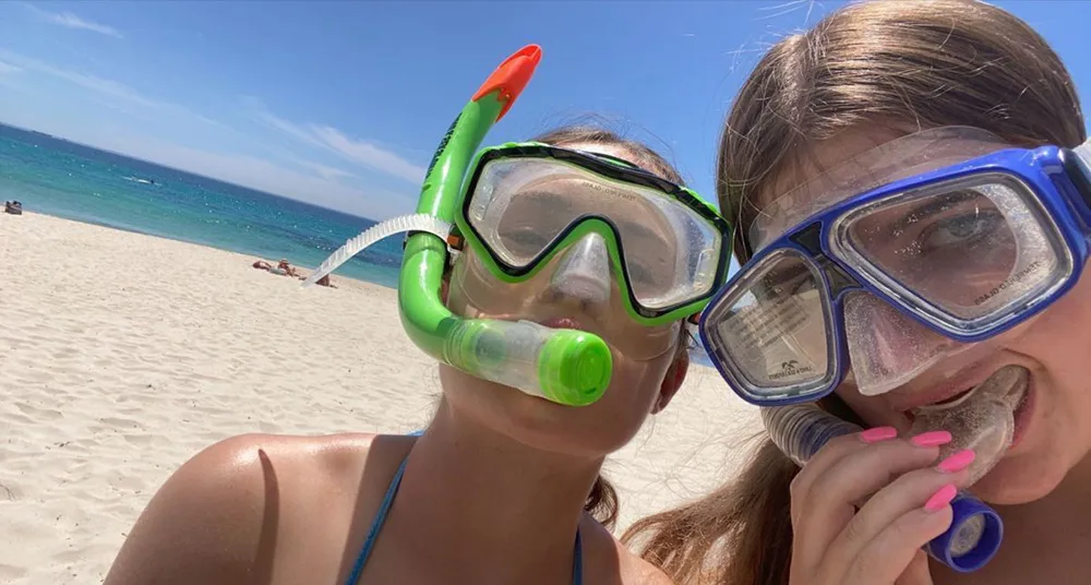 Girl Wear M163 Good Scuba Mask